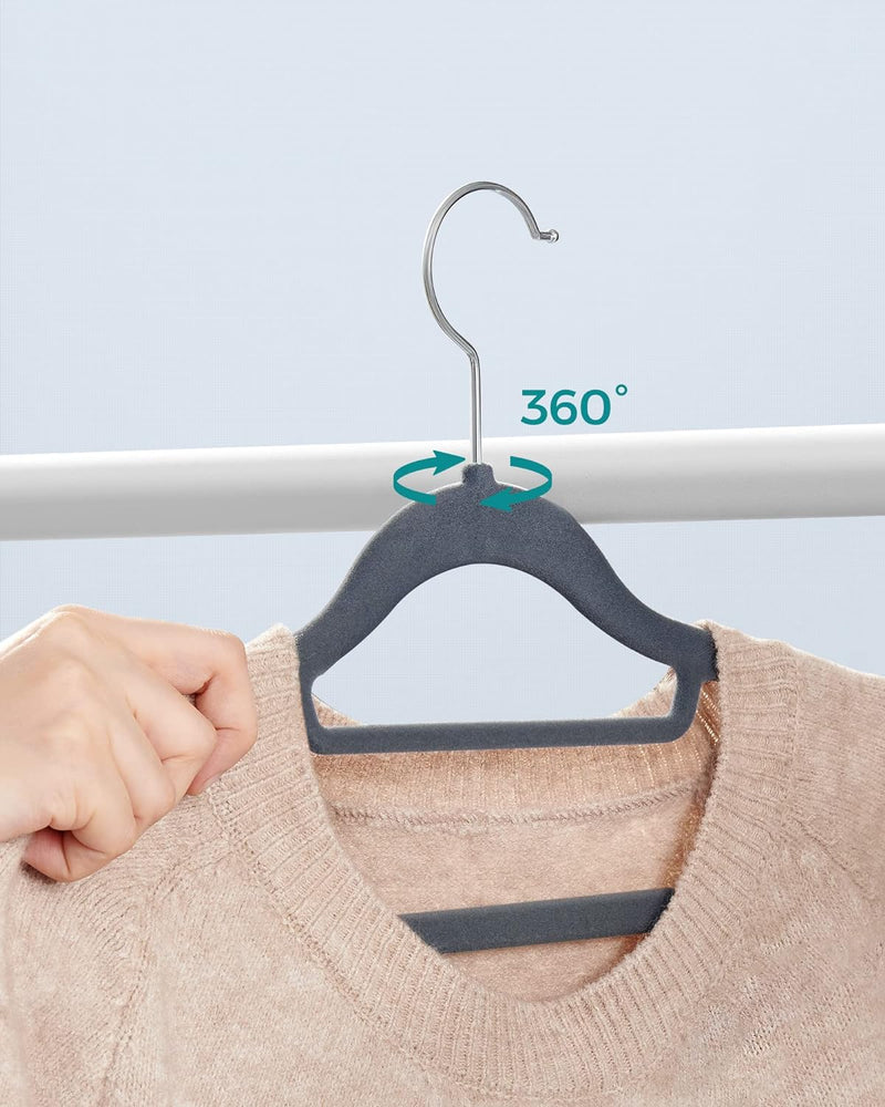 Set of 100 Velvet Clothes Hangers - Neatly Organized in Grey