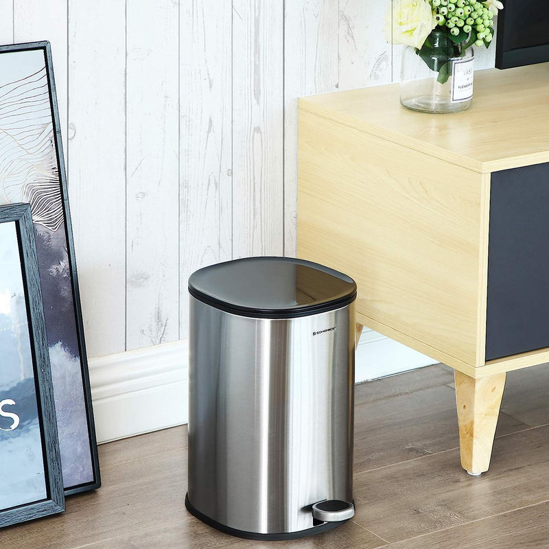 Handle detail of Bathroom Rubbish Bin 5L in silver
