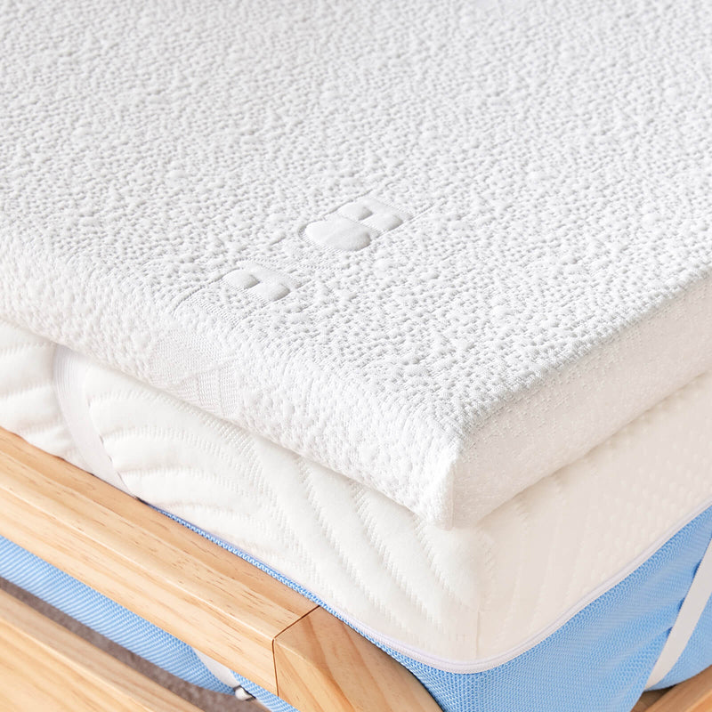 Lightweight design of the Desmond Signature Dreamer Kids Mattress for easy handling and placement.
